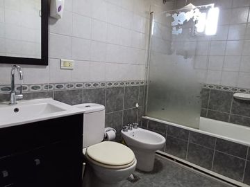 VENTA: SEMIPISO  2 DORM C/BALCON Y COCHERA - APTO A CREDITO - AREA CENTRO SUR - NQN CAP.