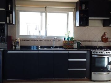 VENTA: SEMIPISO  2 DORM C/BALCON Y COCHERA - APTO A CREDITO - AREA CENTRO SUR - NQN CAP.