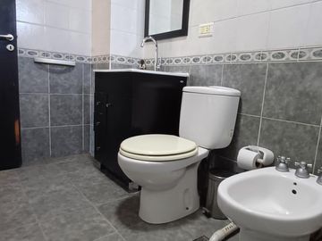 VENTA: SEMIPISO  2 DORM C/BALCON Y COCHERA - APTO A CREDITO - AREA CENTRO SUR - NQN CAP.