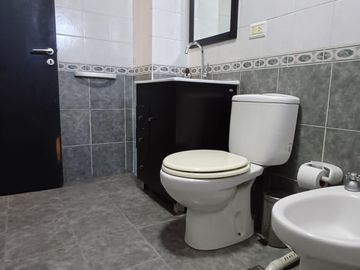 VENTA: SEMIPISO  2 DORM C/BALCON Y COCHERA - APTO A CREDITO - AREA CENTRO SUR - NQN CAP.