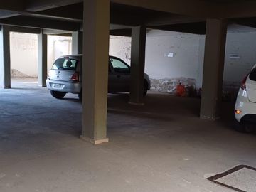 VENTA: SEMIPISO  2 DORM C/BALCON Y COCHERA - APTO A CREDITO - AREA CENTRO SUR - NQN CAP.