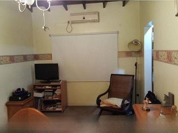 Casa en venta - 3 Dormitorios 3 Baños - 210mts2 - Ituzaingo