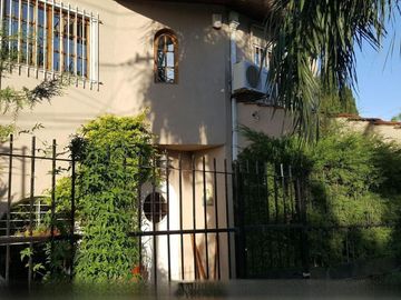 Casa en venta - 3 Dormitorios 3 Baños - 210mts2 - Ituzaingo