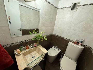 Departamento en  venta de 4 ambientes con dos baños, Torres prefectura- Wilde