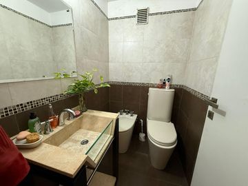 Departamento en  venta de 4 ambientes con dos baños, Torres prefectura- Wilde