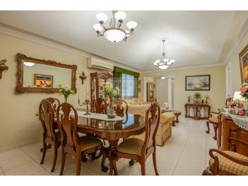 Casa Unifamiliar en esquina brisas del golf, Gratamira.