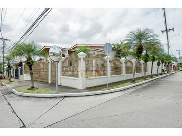 Casa Unifamiliar en esquina brisas del golf, Gratamira.