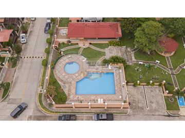 Casa Unifamiliar en esquina brisas del golf, Gratamira.