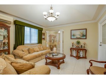 Casa Unifamiliar en esquina brisas del golf, Gratamira.