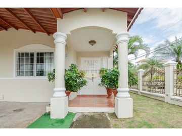 Casa Unifamiliar en esquina brisas del golf, Gratamira.