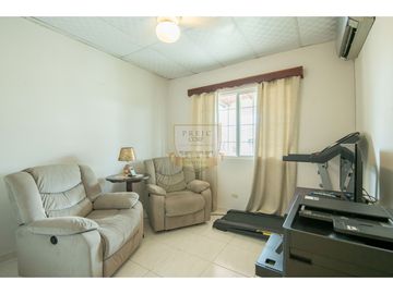 Casa Unifamiliar en esquina brisas del golf, Gratamira.