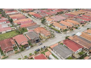 Casa Unifamiliar en esquina brisas del golf, Gratamira.