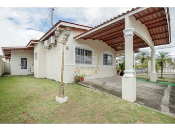 Casa Unifamiliar en esquina brisas del golf, Gratamira.