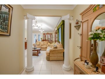 Casa Unifamiliar en esquina brisas del golf, Gratamira.