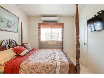 Casa Unifamiliar en esquina brisas del golf, Gratamira.