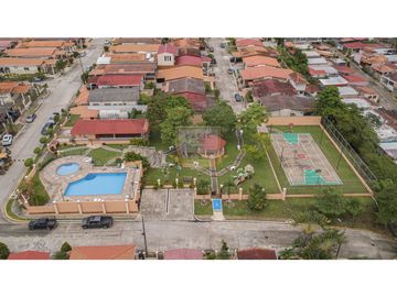 Casa Unifamiliar en esquina brisas del golf, Gratamira.