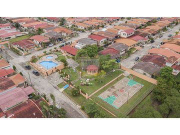 Casa Unifamiliar en esquina brisas del golf, Gratamira.