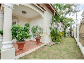 Casa Unifamiliar en esquina brisas del golf, Gratamira.