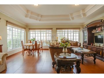 Casa Unifamiliar en esquina brisas del golf, Gratamira.