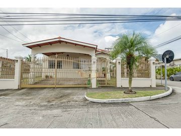 Casa Unifamiliar en esquina brisas del golf, Gratamira.