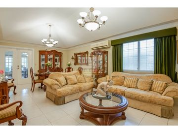 Casa Unifamiliar en esquina brisas del golf, Gratamira.