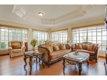 Casa Unifamiliar en esquina brisas del golf, Gratamira.