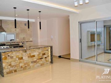 Casa en venta de 3 dormitorios c/ cochera en Vía Aurelia