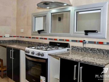 Casa en venta de 3 dormitorios c/ cochera en Vía Aurelia