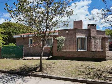 CASA EN VENTA  VILLA RIVERA INDARTE CON PILETA