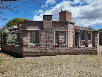CASA EN VENTA  VILLA RIVERA INDARTE CON PILETA