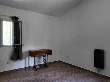 CASA EN VENTA  VILLA RIVERA INDARTE CON PILETA