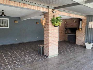 CASA EN VENTA  VILLA RIVERA INDARTE CON PILETA