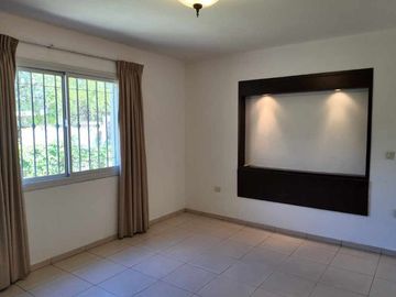 CASA EN VENTA  VILLA RIVERA INDARTE CON PILETA