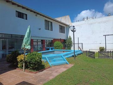 Casa en venta - 4 Dormitorios 6 Baños - San Clemente del Tuyú