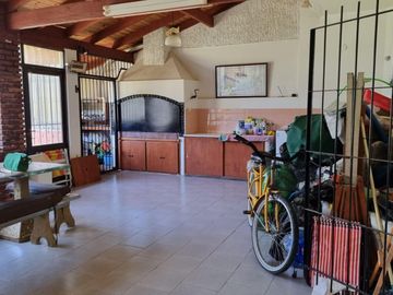 Casa en venta - 4 Dormitorios 6 Baños - San Clemente del Tuyú
