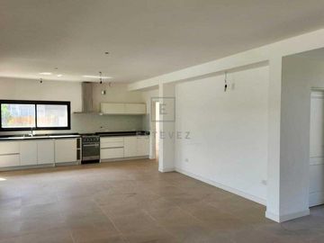 Casa en Venta a la laguna y pileta con RENTA. Barrio Cerrado Escobar