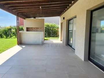 Casa en Venta a la laguna y pileta con RENTA. Barrio Cerrado Escobar