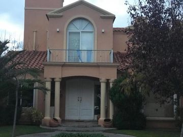 Casa en venta - 5 Dormitorios 7 Baños - Mendoza