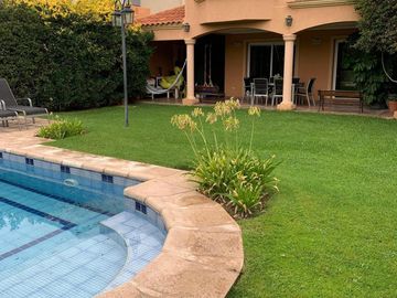 Casa en venta - 5 Dormitorios 7 Baños - Mendoza