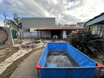 Chalet sobre 2 lotes a modernizar