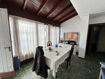 Chalet sobre 2 lotes a modernizar