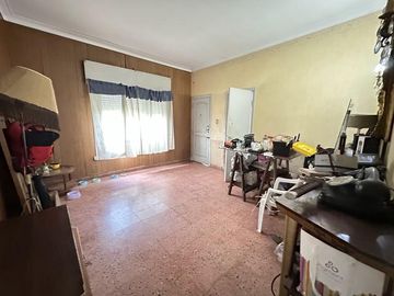 Chalet sobre 2 lotes a modernizar