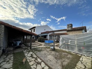 Chalet sobre 2 lotes a modernizar