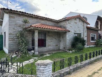 Chalet sobre 2 lotes a modernizar