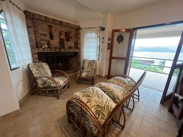 OPORTUNIDAD CASA 4 DORM VISTA AL LAGO EN SIQUIMAN