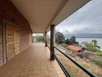 OPORTUNIDAD CASA 4 DORM VISTA AL LAGO EN SIQUIMAN