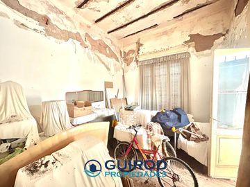 CASA A REFACCIONAR 4 AMBIENTES CON JARDIN