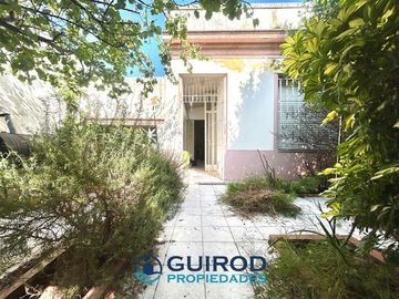 CASA A REFACCIONAR 4 AMBIENTES CON JARDIN