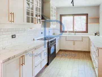 MARAVILLOSA CASA REMODELADA EN LOMAS DE LA DEHESA