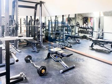 MARAVILLOSA CASA REMODELADA EN LOMAS DE LA DEHESA